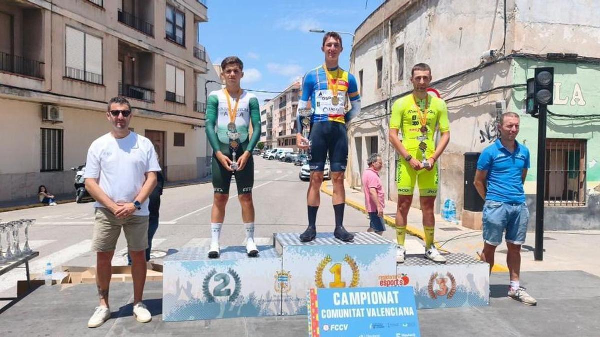 Un ciclista del Gsport de Xàtiva en lo alto del podio en el Campeonato de la Comunitat Valenciana.