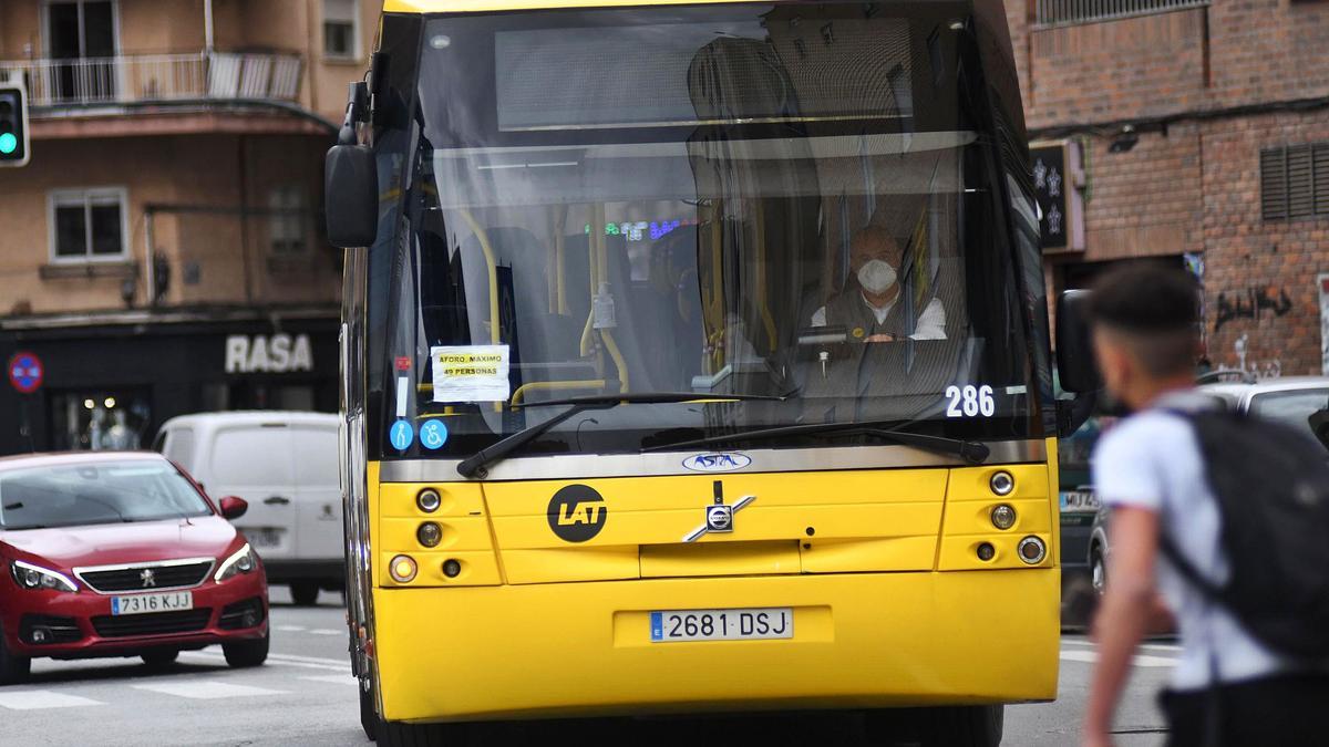 Un autobús de la empresa Lat, en Murcia.