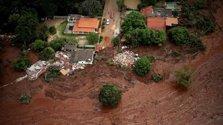 Al menos 9 muertos y 300 desaparecidos tras la rotura de una presa en Brasil