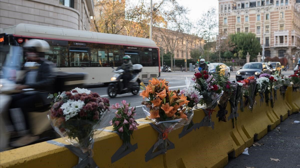 Un amigo Marti Estela deposita n ramo de flores en el muro de hormigón donde tuvo el accidente mortal.
