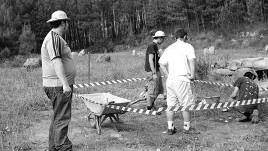 Miembros de la asociación Xuvenil rodando un documental de promocion del certamen. / D.P.