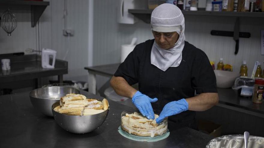 Pepa, durante el proceso de elaboración de la afamada tarta de horchata y fartons. | PERALES IBORRA