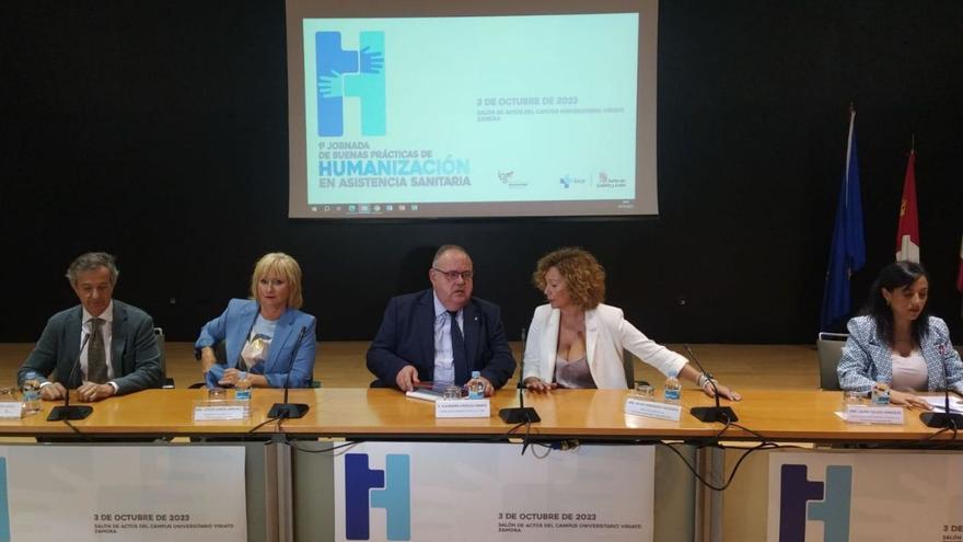 Alberto Caballero (Icscyl), Leticia García (delegada de la Junta), Alejandro Vázquez (consejero de Sanidad), Silvia Fernández (directora general de Humanización) y Laura Callejo (jefe de servicio de Humanización).