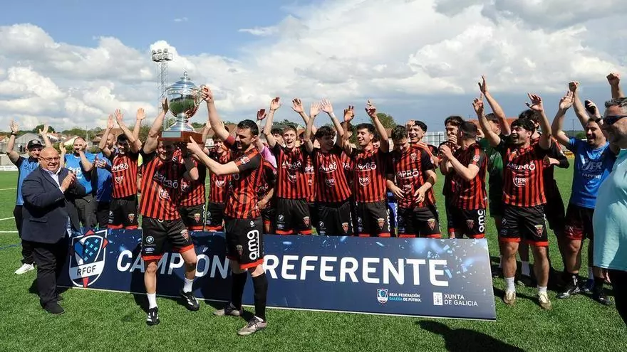 El Lalín recibe el trofeo que lo acredita como campeón de la Preferente Norte