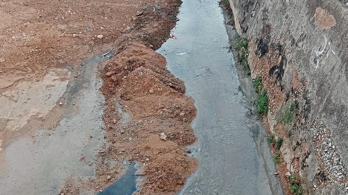 Vecinos de Alginet denuncian la presencia de aguas residuales en el barranco del Vaporet.