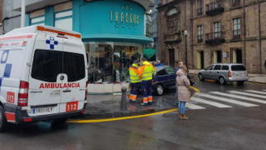 Una conductora empotra su coche contra una tienda de ropa