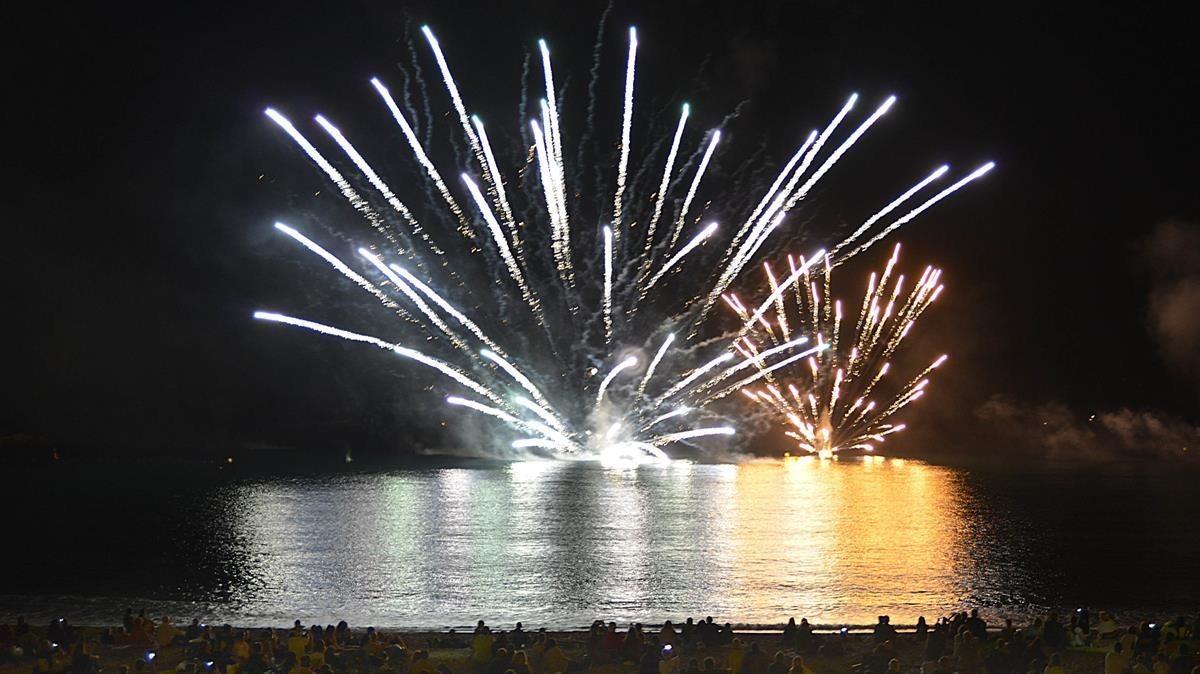 Fuegos artificiales en la playa de la Barceloneta.