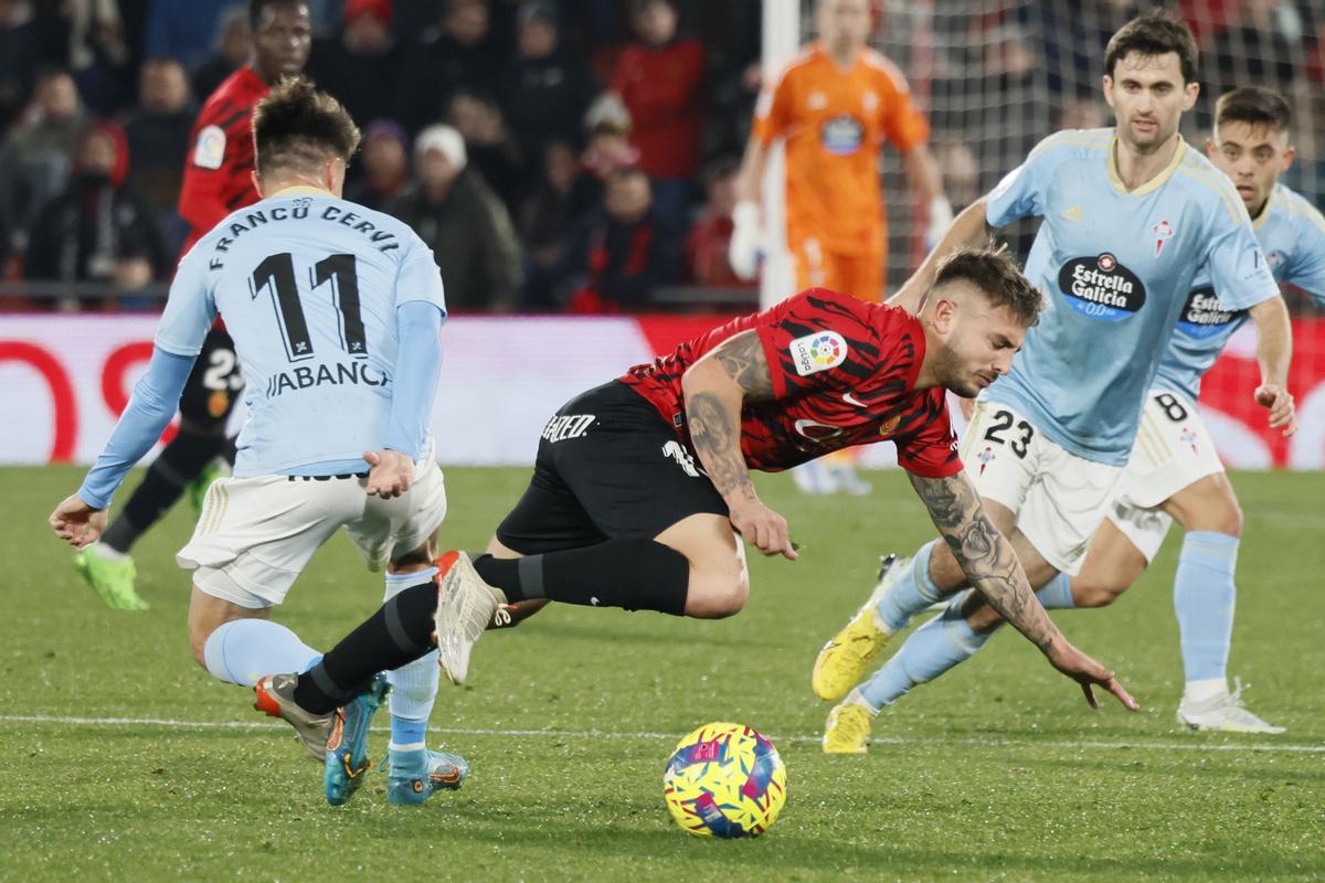 PALMA DE MALLORCA, 20/01/2023.- El lateral del Mallorca Pablo Maffeo (2-i) cae ante Franco Cervi (i), del Celta, durante el partido de Liga en Primera División que RCD Mallorca y Celta de Vigo disputan este viernes en el estadio de Son Moix, en Palma de Mallorca. EFE/Cati Cladera