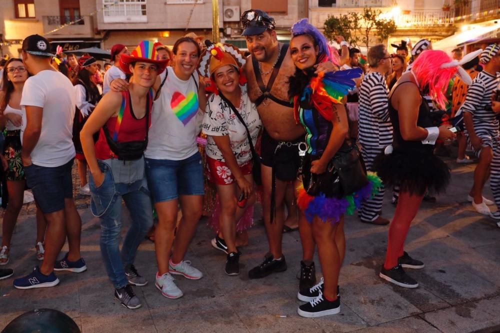 El Carnaval de verano colorea Redondela con miles de disfraces.