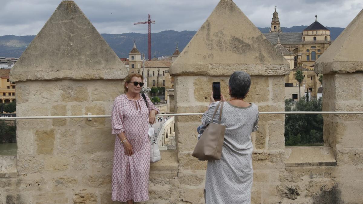 Dos turistas se fotografían en la cubierta de la Torre de la Calahorra