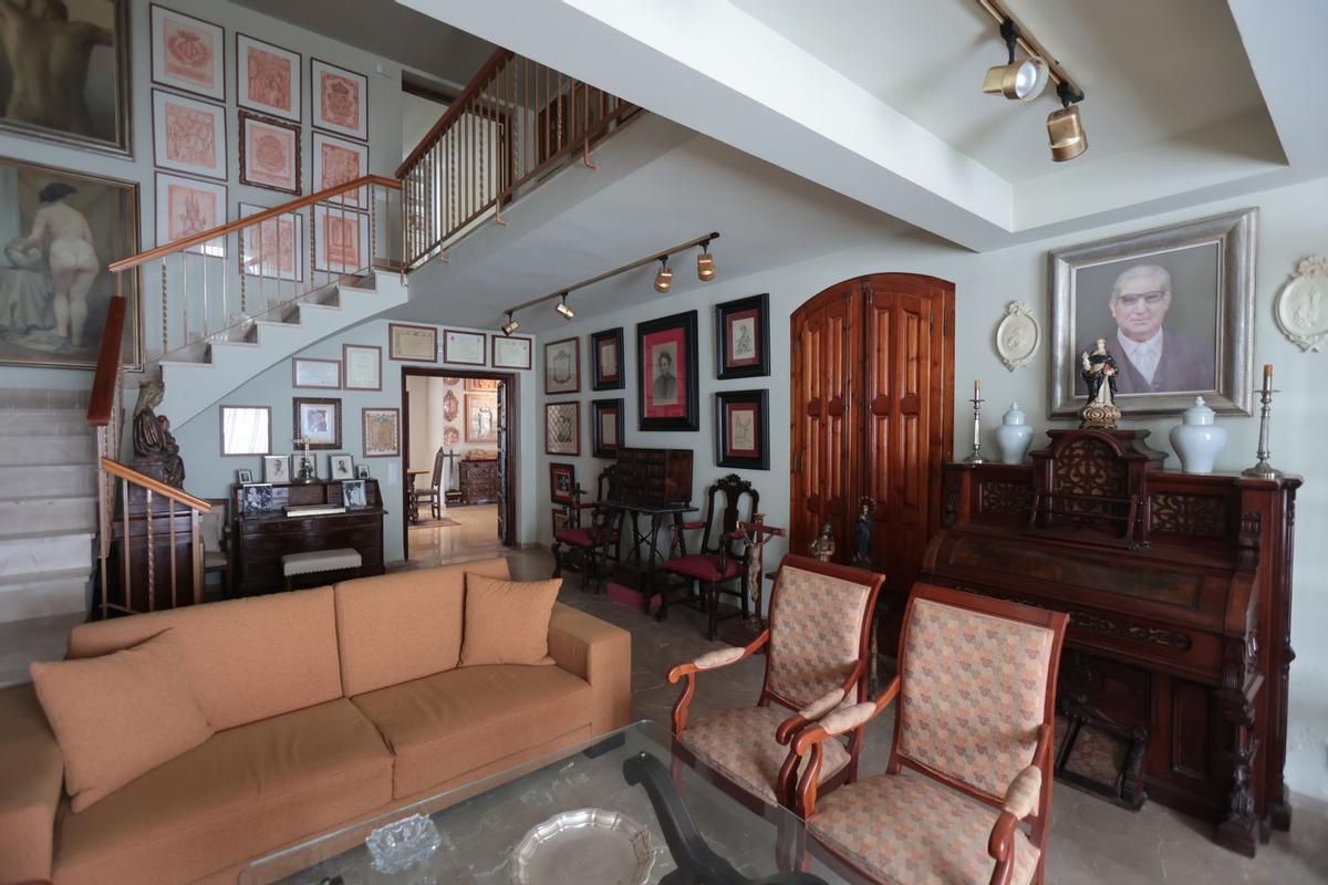 La casa en la que vivió y trabajó Vicente Llorens Poy es un auténtico museo, con obras propias y otras adquiridas por el artista.