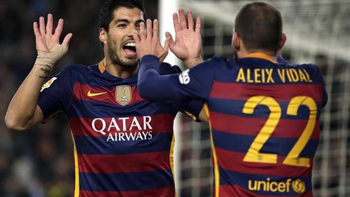 Suárez y Aleix Vidal celebran uno delos goles del Barça contra el Valencia