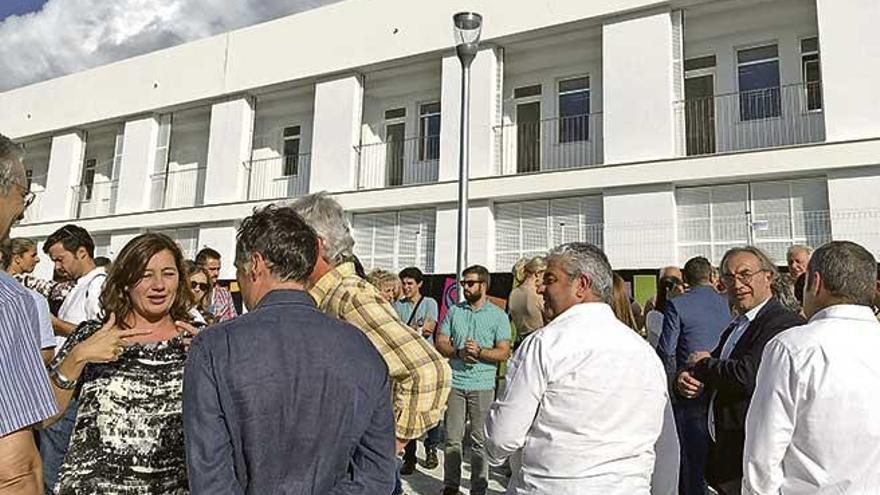 Armengol, a la izquierda, frente a la fachada de la nueva escuela pública Mestre Pere Garau.