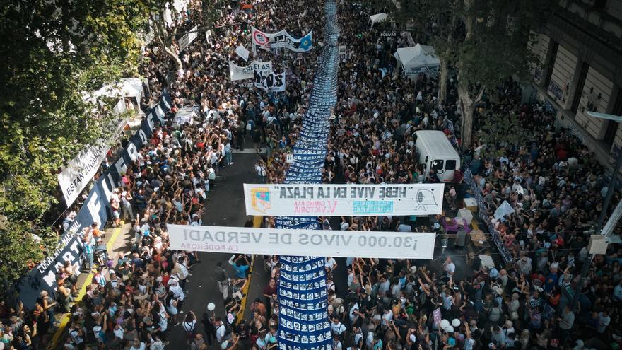 Una multitud gana las calles en Argentina a 48 años de la dictadura militar y repudia el &quot;negacionismo&quot; de Milei