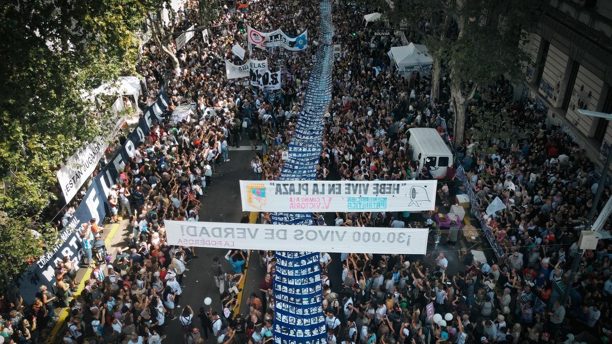 Manifestantes marchan por el Día de la Memoria en Buenos Aires.