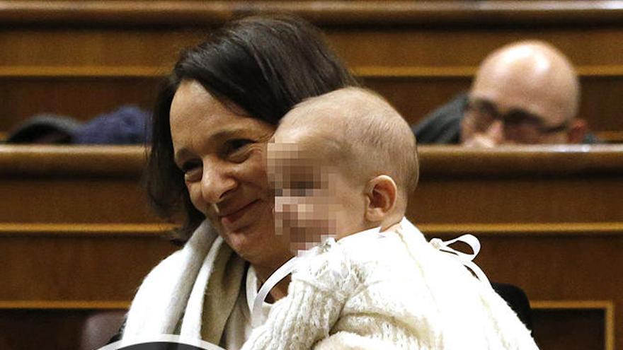 Bescansa acude al Congreso con su bebé en brazos