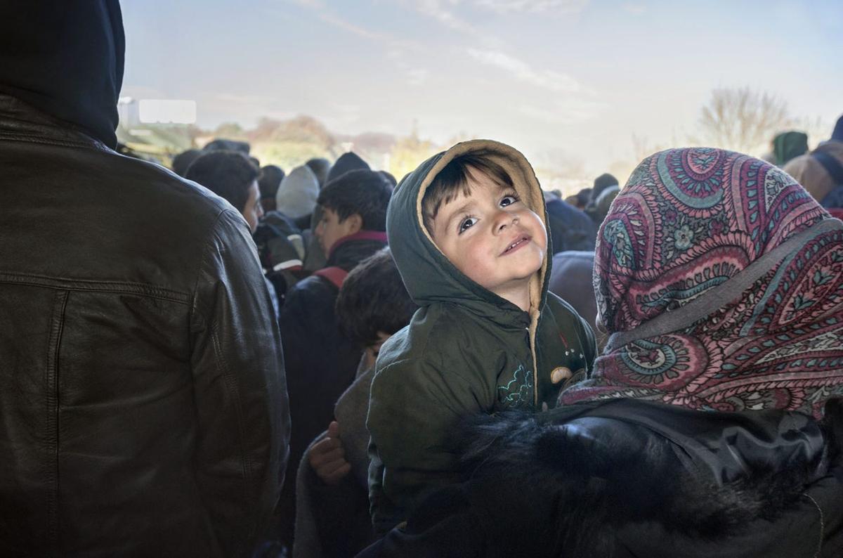 Un niño refugiado sonríe en Sentilj, en la frontera entre Eslovenia y Austria.