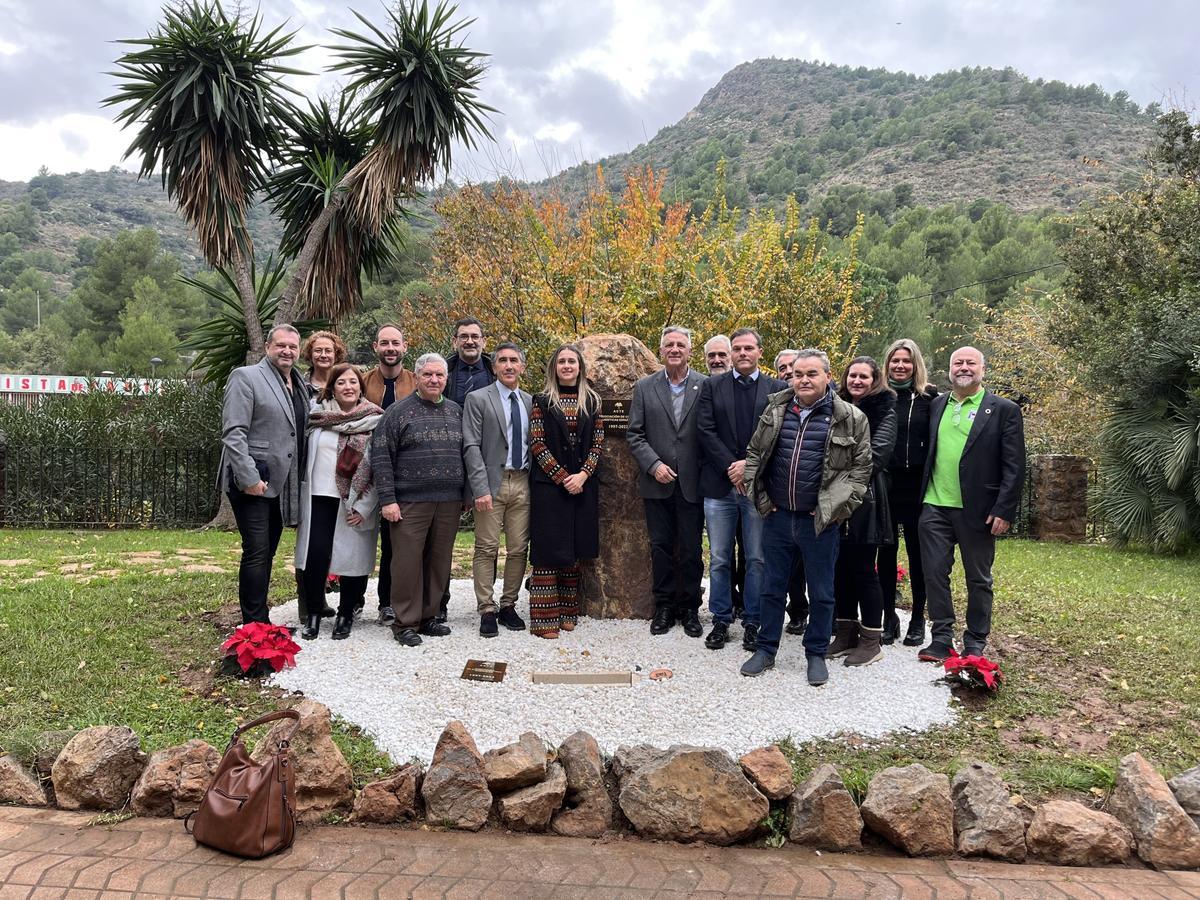 Foto de familia junto al monolito que han colocado en el paraje de Sant Josep.