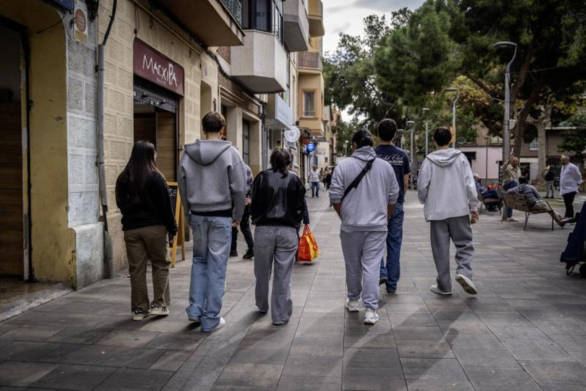 Jóvenes de LHospitalet pasean por el barrio de Collblanc.