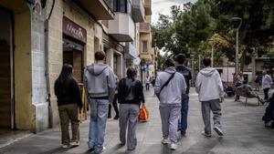 Jóvenes de LHospitalet pasean por el barrio de Collblanc.