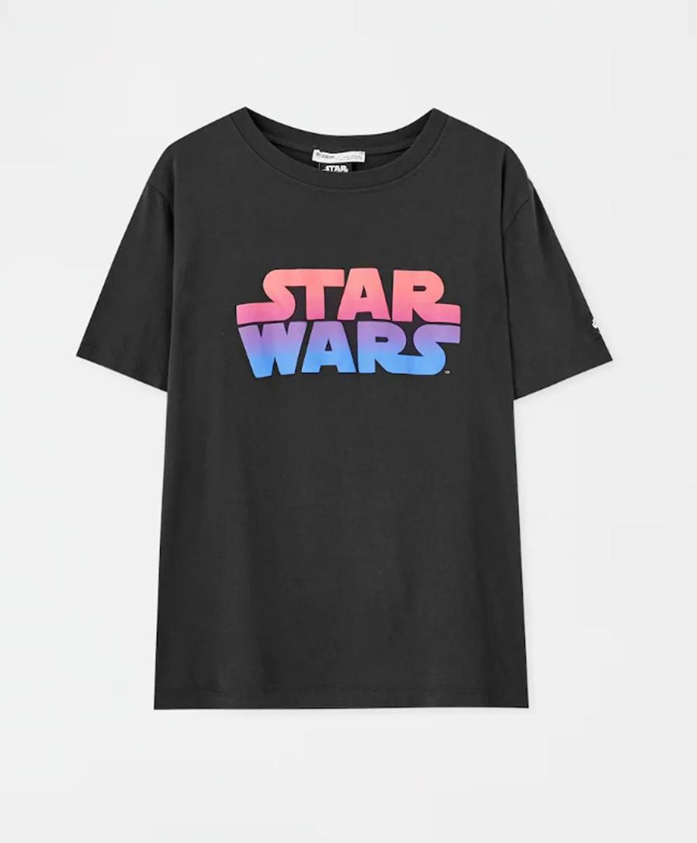Camiseta de 'Star Wars' con logo dregadado de Pull&amp;Bear (Precio: 12,99 euros)