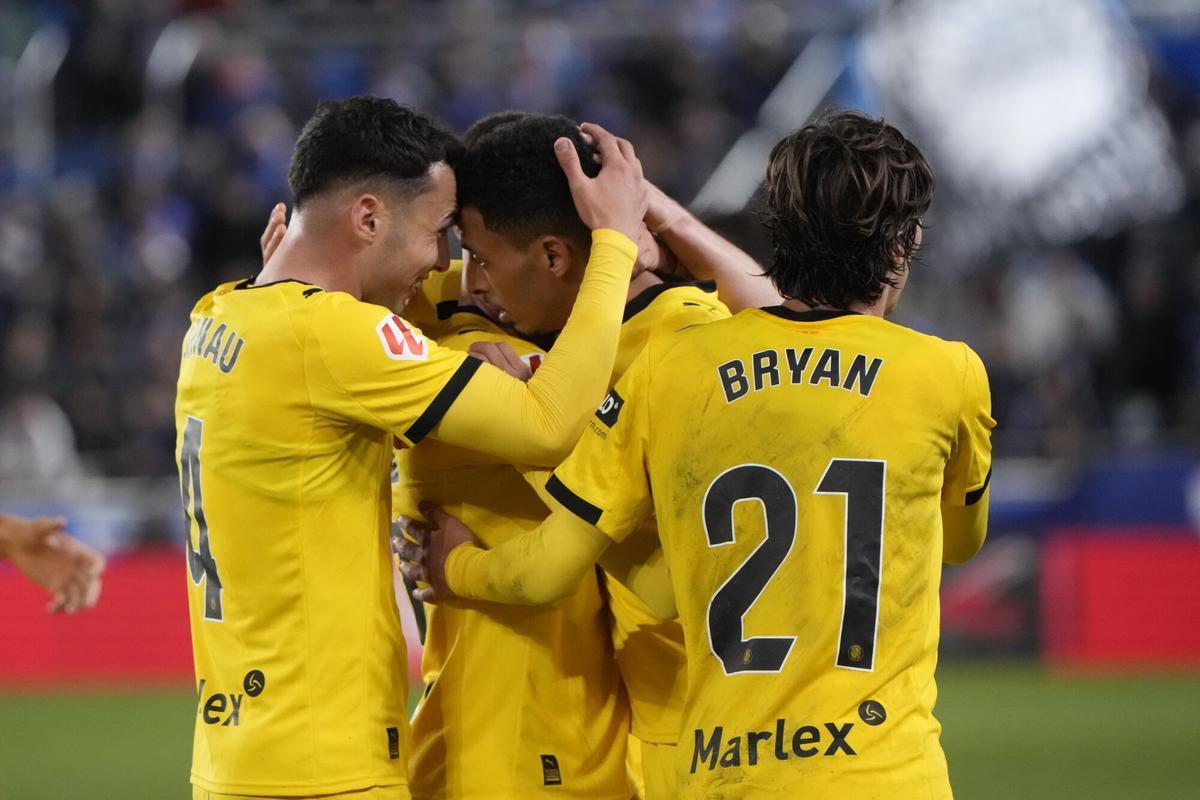 Vitoria, 23/02/2026.- Los jugadores del Girona celebran el segundo gol del equipo gerundense durante el encuentro correspondiente a la jornada 25 de Laliga EA Sports que Deportivo Alavés y Girona FC disputan este lunes en el estadio de Mendizorroza, en Vitoria. EFE/ Adrián Ruiz Hierro Vitoria, 23/02/2026.- Los jugadores del Girona celebran el segundo gol del equipo gerundense durante el encuentro correspondiente a la jornada 25 de Laliga EA Sports que Deportivo Alavés y Girona FC disputan este lunes en el estadio de Mendizorroza, en Vitoria. EFE/ Adrián Ruiz Hierro