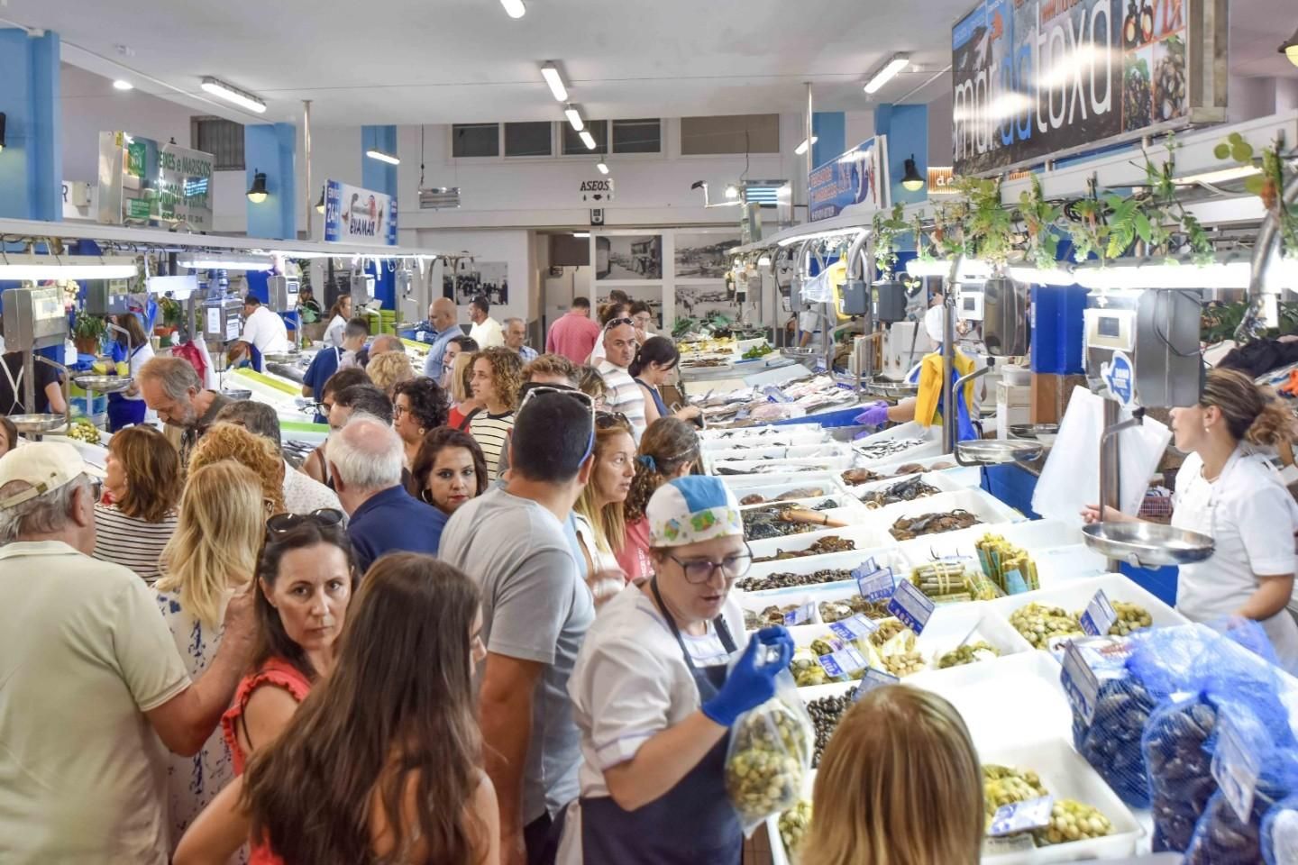 La plaza de abastos de O Grove, a tope de gente, esta mañana.