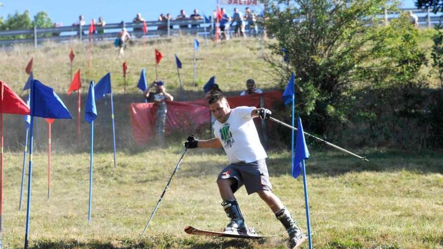 Un participante en el concurso, realizando su descenso.