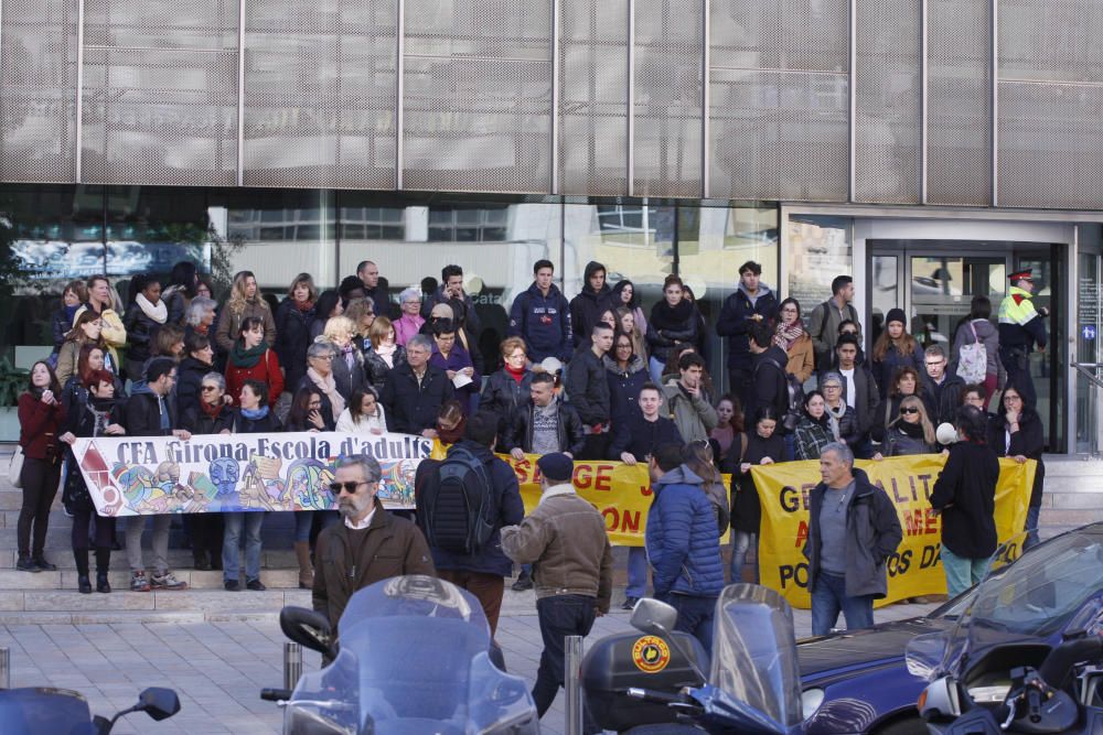 Protesta per reclamar el conserge a l'Escola d'Adults