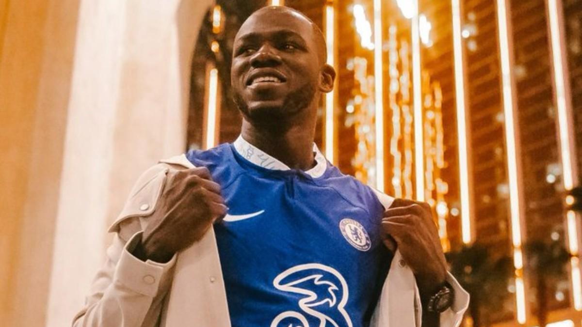 Koulibaly posa con su nueva camiseta