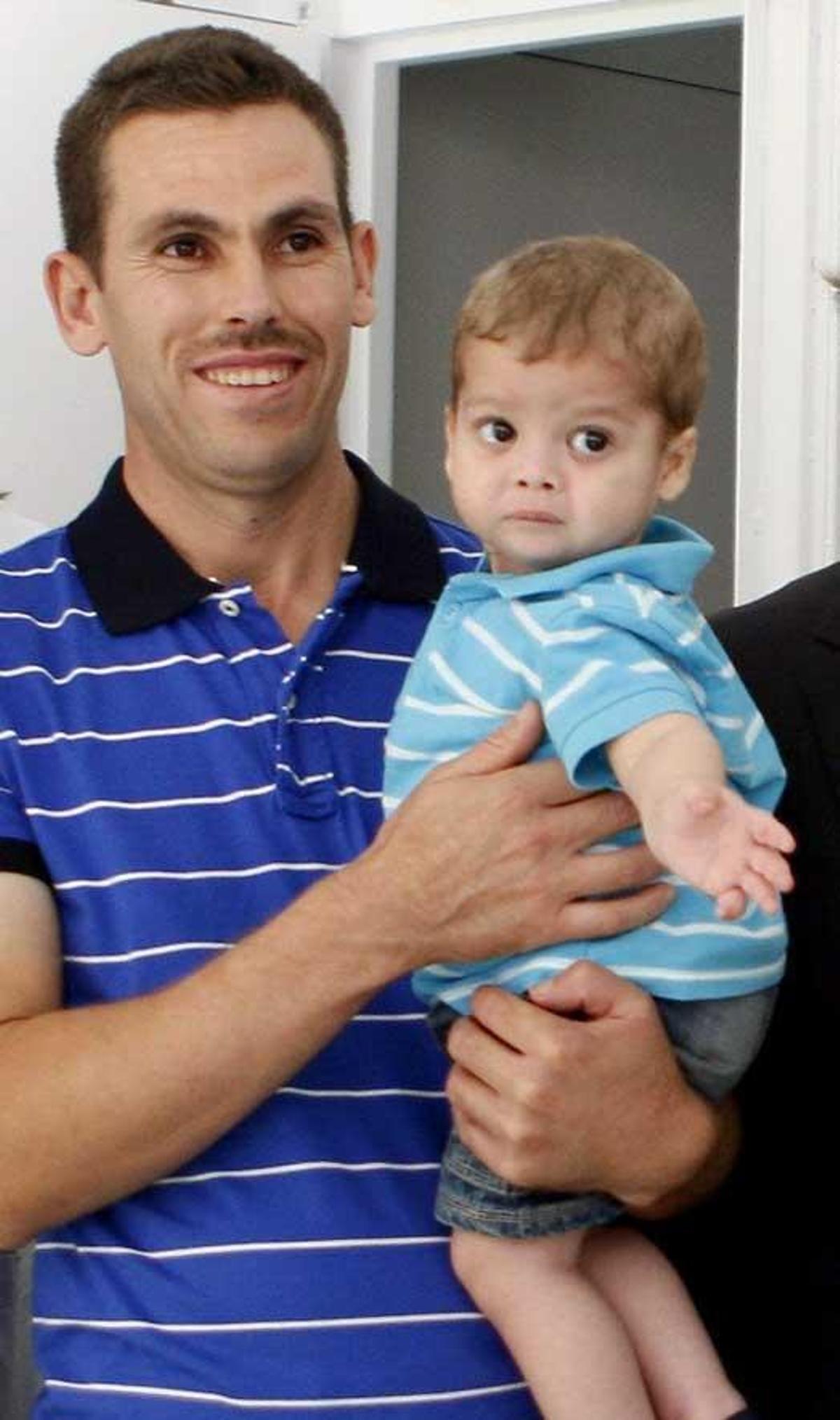 Ilías, en brazos de su padre.