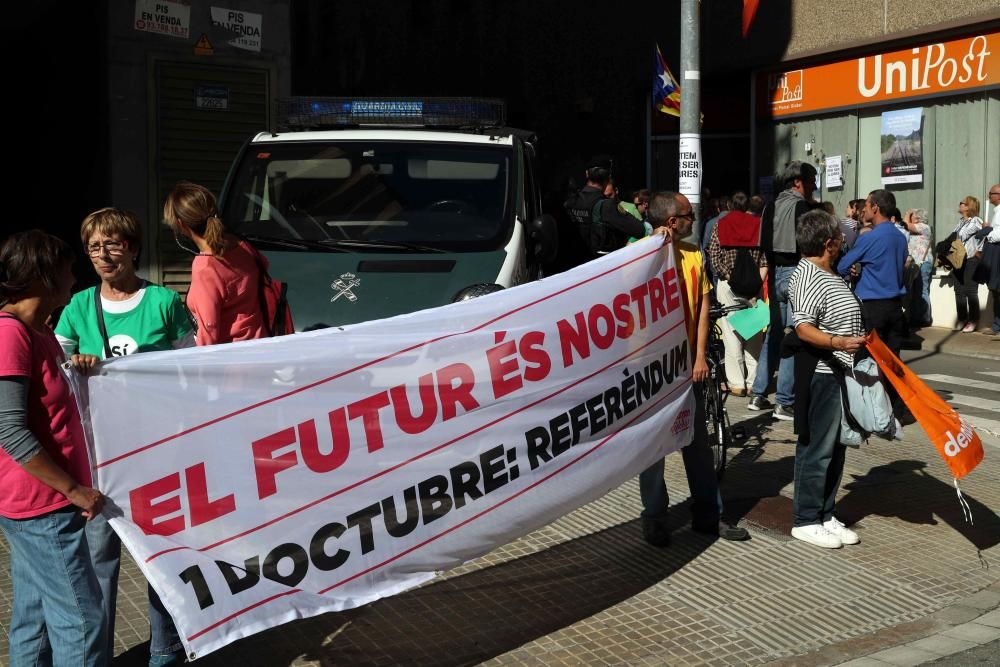 Resistència pacífica davant d'Unipost a Terrassa