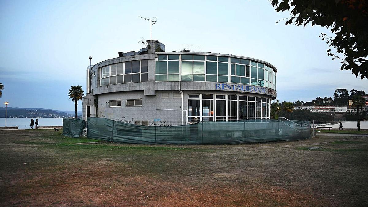 Cafetería El Náutico de Sada, cerrada desde hace años. |   // CARLOS PARDELLAS