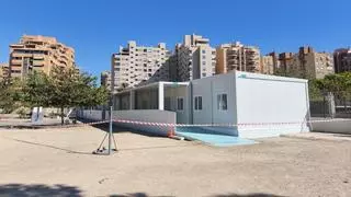 Un mes dando clase en el gimnasio: el IES Jaime II de Alicante espera el visto bueno que permita usar los nuevos barracones