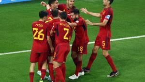 Los jugadores de la selección celebran el primer gol de Ferran.