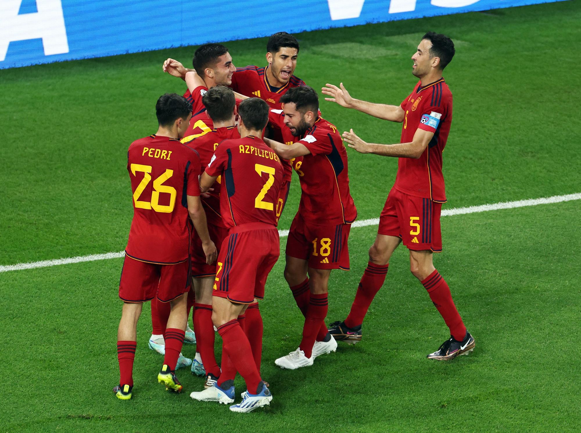 Los jugadores de la selección celebran el primer gol de Ferran.