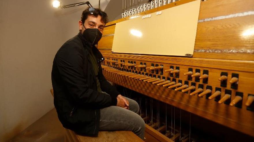 El organista Augusto Belau interpreta una pieza en el carillón de la basílica de Sant Pasqual de Vila-real