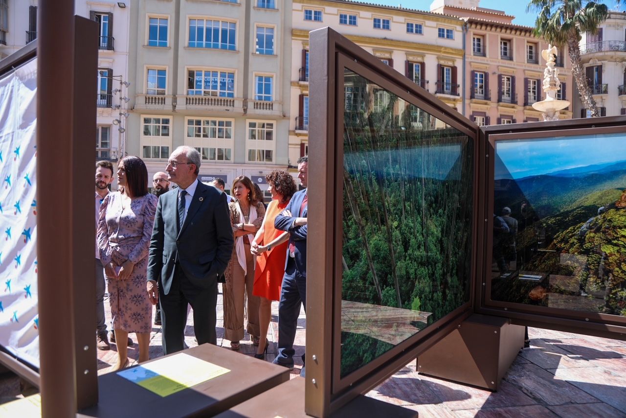 Exposición 'De polo a polo' en la plaza de la Constitución