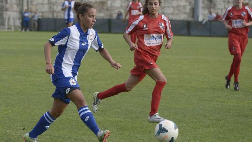 La deportivista Laura Doce conduce el balón sobre el césped de Abegondo.