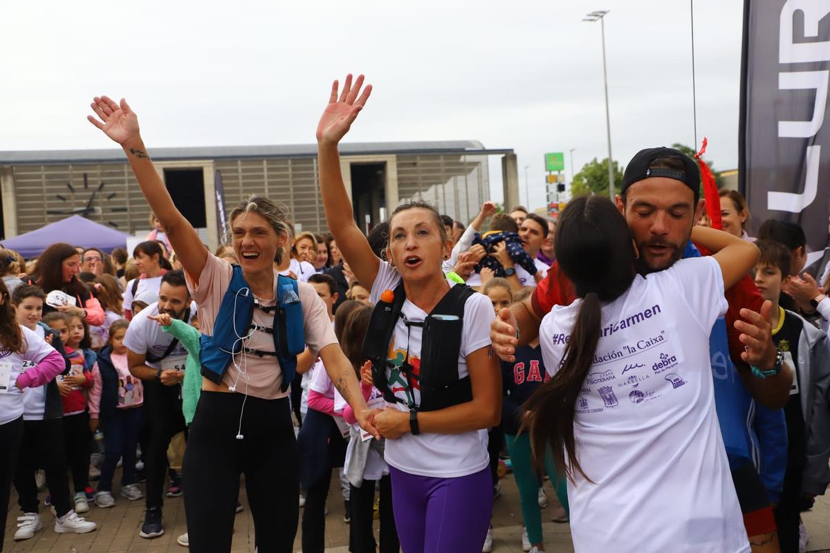 El profesor Alfonso Guillén recibe un abrazo a su llegada a la meta en el Vial Norte.