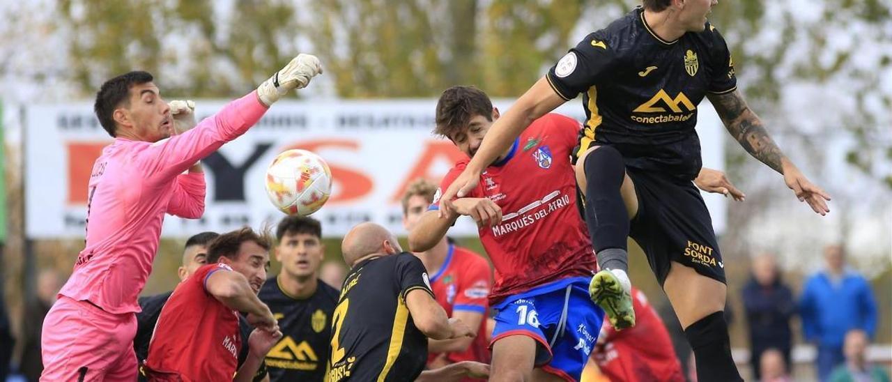 Lucas Díaz despeja un centro al área del Calahorra.