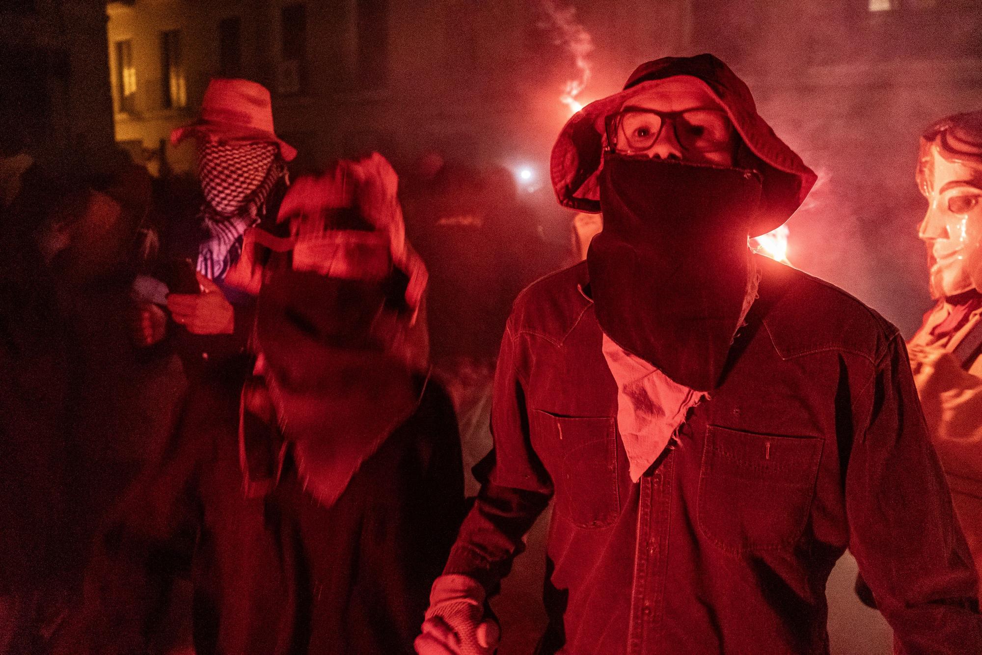 Un Correfoc multitudinari omple de pólvora i gresca el centre històric de Manresa