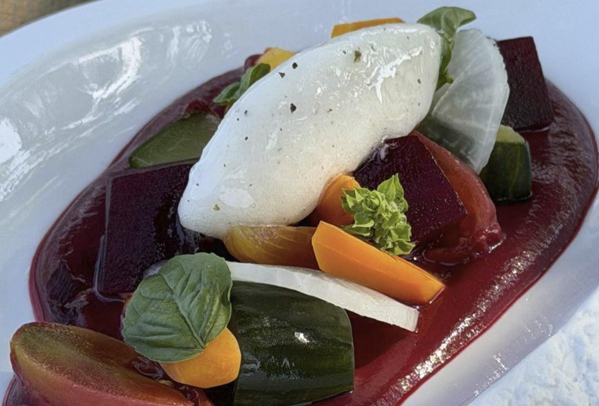 Cóctel de hortalizas y verduras sobre una emulsión de remolacha y helado de albahaca. | FOTOS: CAN SECRET