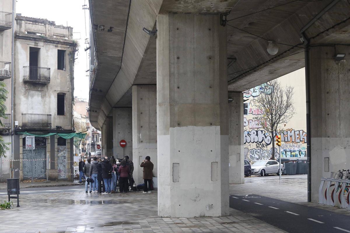 Les fotos de l'enderroc de l'edifici desocupat al carrer Tomàs Mieres de Girona