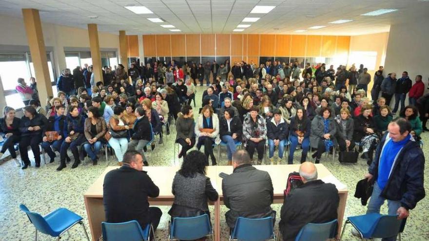 Asistentes a la asamblea informativa sobre la Lei de Acuicultura ofrecida ayer en Vilanova. // Iñaki Abella