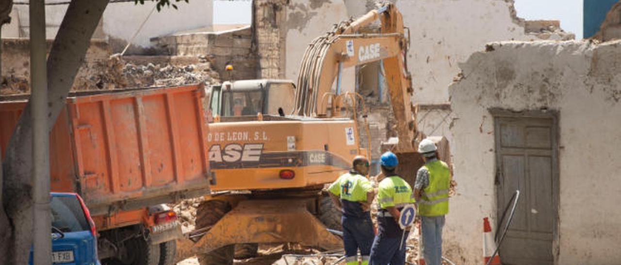 La máquina trabaja en el derribo de del barrio antiguo de Puerto del Rosario.