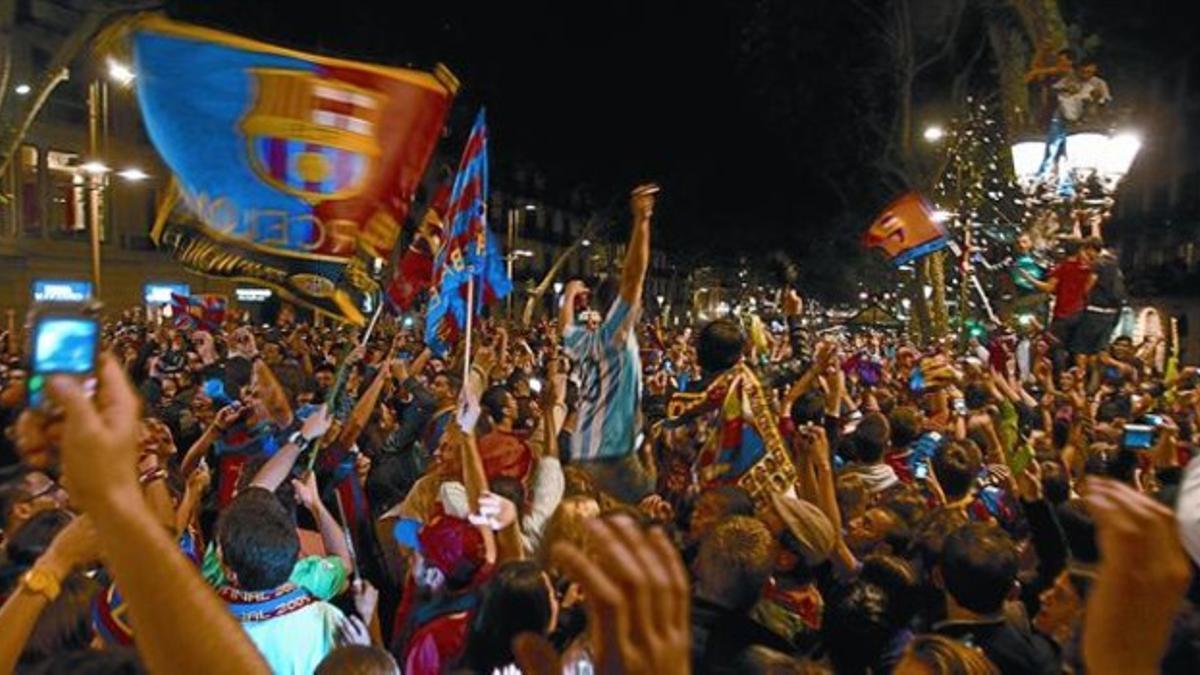 Miles de seguidores azulgrana celebran en Canaletes el triunfo sobre el Madrid en la Champions