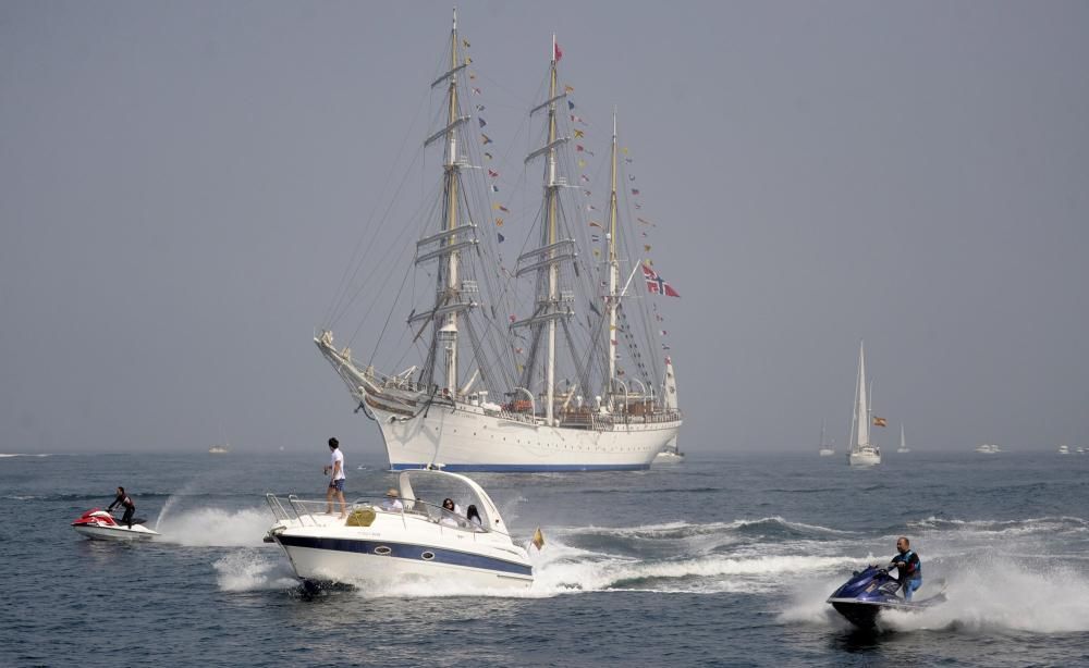 La Regata de Grandes Veleros abandona a A Coruña