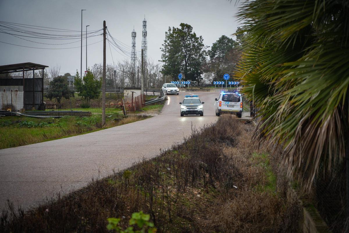 Vehículos policiales a la entrada de Gévora.