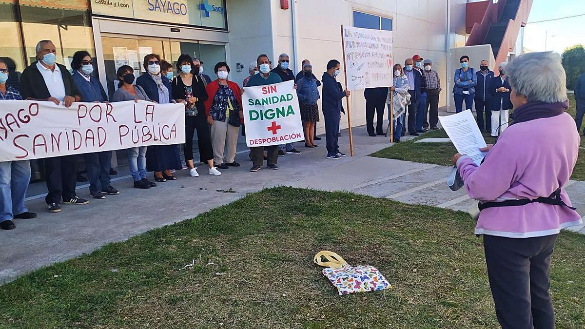 Asistentes a la concentración número doce que se realizó ayer a las puertas del Centro de Salud de Bermillo. | L. F.